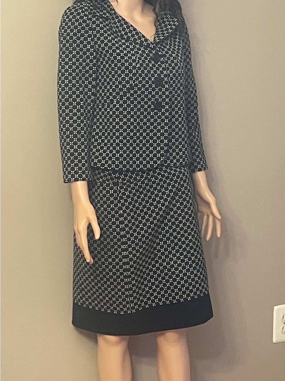 Classic Ann Taylor Black and White Geometric Knee Length Skirt